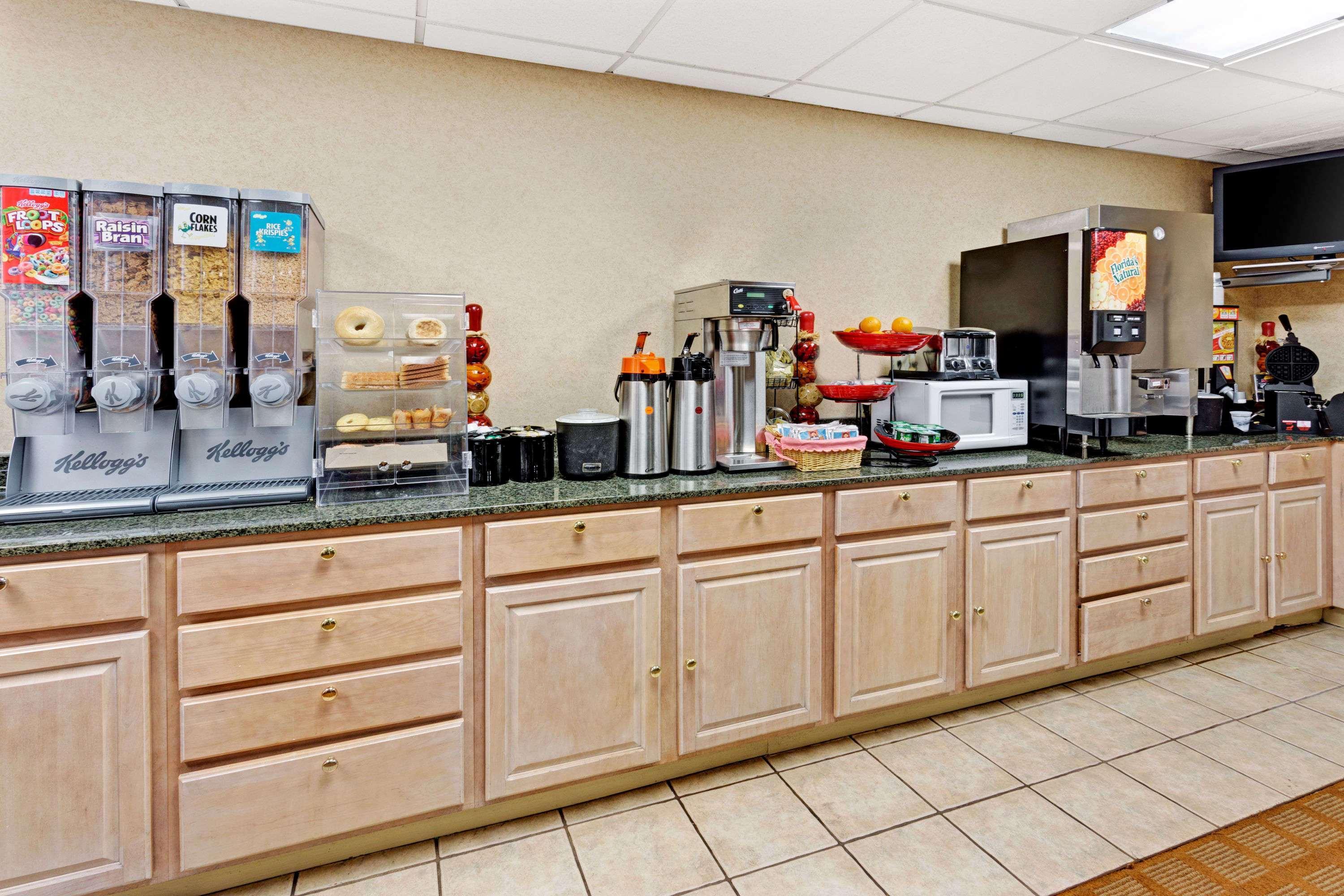 Ramada By Wyndham Baltimore West Catonsville Exterior photo