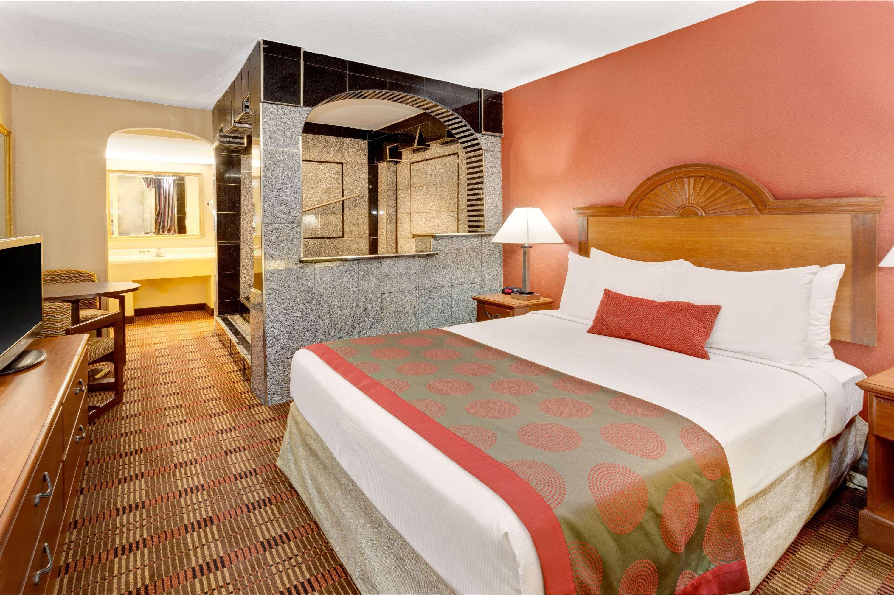 Ramada By Wyndham Baltimore West Catonsville Exterior photo
